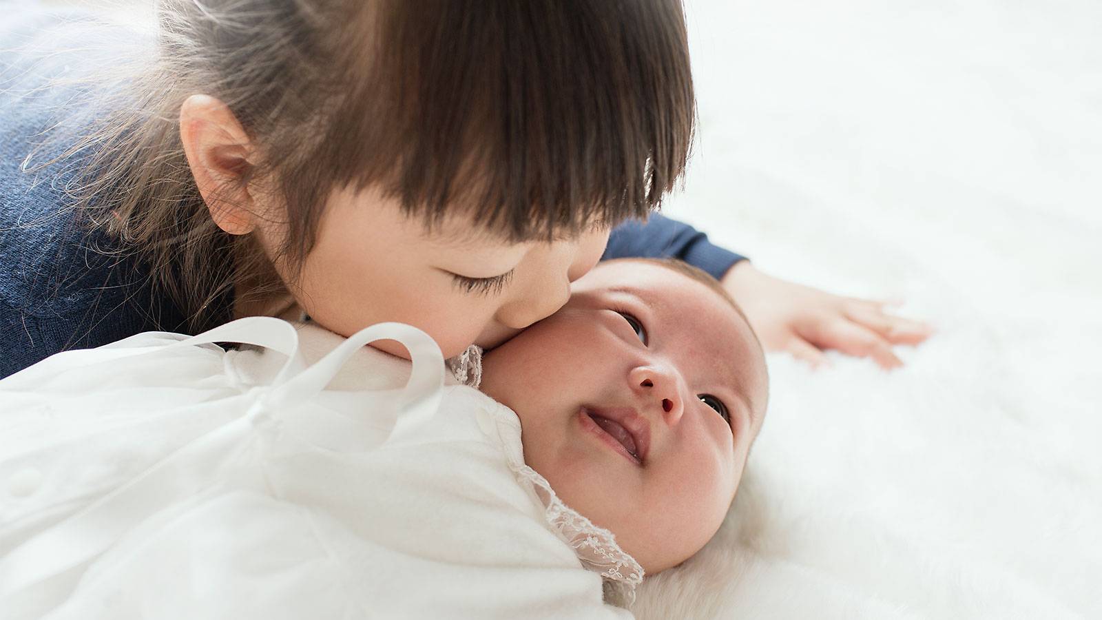 Tots-[SPB-#02-p30-Rep'd]-7-ways-to-help-your-toddler-adjust-to-a-new-baby-MAIN