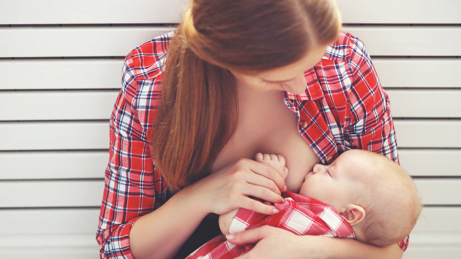 Babies-9-tricks-to-keep-your-sleepy-baby-awake-while-she's-breastfeeding-MAIN