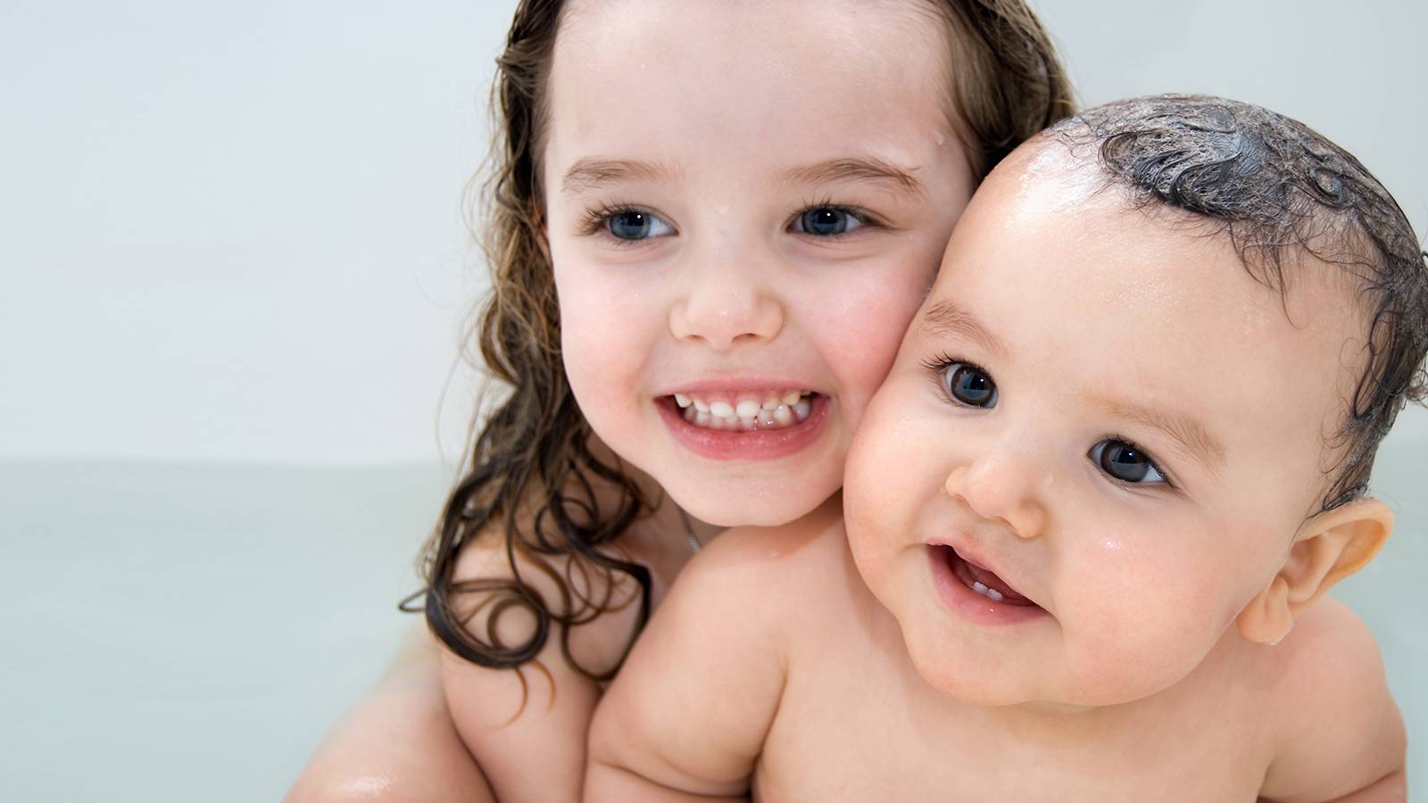 6 ways to involve older siblings in your newborn's life2