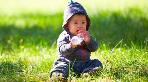 Babies-Keep-your-baby-safe-outdoors-—-make-him-drink-MAIN