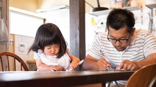 Tots--5-ways-to-help-your-left-handed-child-thrive-2