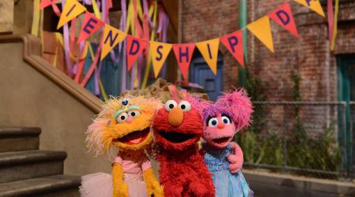 Tots-Elmo-brightens-the-world-one-giggle-at-a-time-2