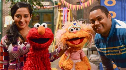 Tots-Elmo-brightens-the-world-one-giggle-at-a-time-3