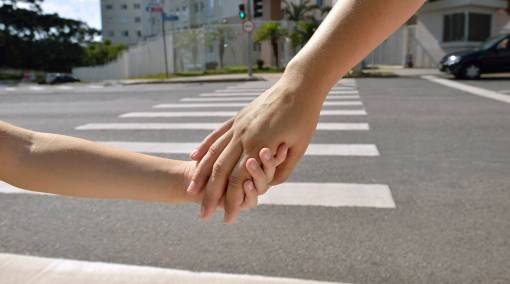 Tots-10-important-road-safety-rules-for-your-child-MAIN